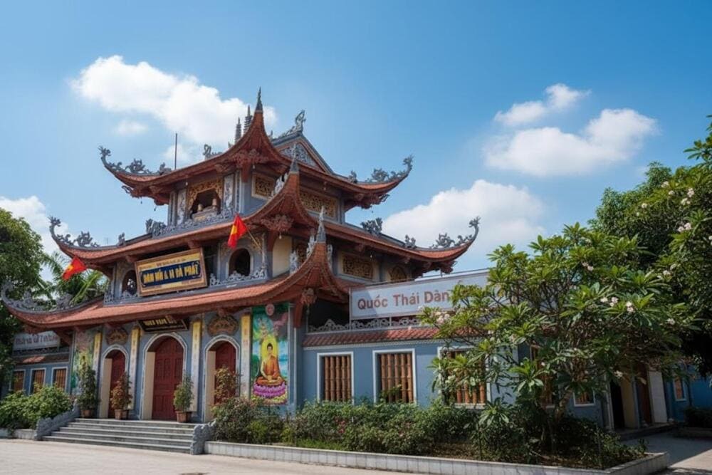 Cổng Tam Quan c&oacute; thiết kế cao 3 tầng, m&aacute;i được uốn cong kiểu đ&igrave;nh ch&ugrave;a Bắc Bộ.